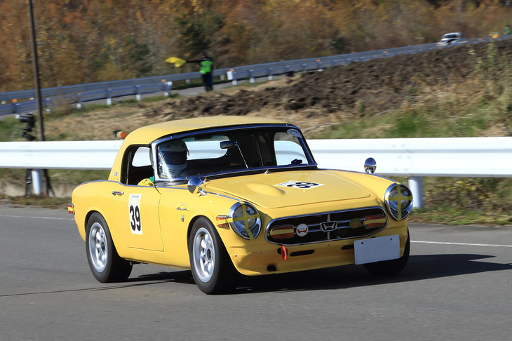 「ホンダS800」（1967年）。「時計のように精緻」と評された直4 DOHCエンジンを搭載するホンダの「S」シリーズは、モータースポーツでも大活躍した。