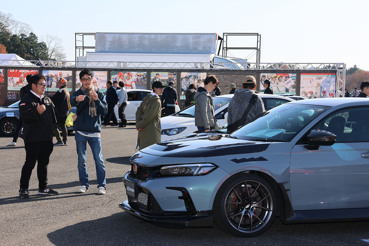 ホンダアクセスと無限の車両展示エリアには、両社の開発メンバーが常駐。商品開発のねらいなどを尋ねることができたのは、ファンにとってもうれしい機会となったに違いない。開発メンバーは、オーナーズミーティングエリアにも足を向け、参加者の愛車を見学したり、オーナーから商品に対する意見を求めたりすることで、次作に向けてのヒントも探りつつ、ファンとの交流を楽しんでいた。