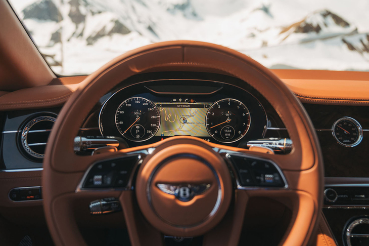 メーターパネルは液晶タイプ。写真のようにカーナビのマップを表示することができる。