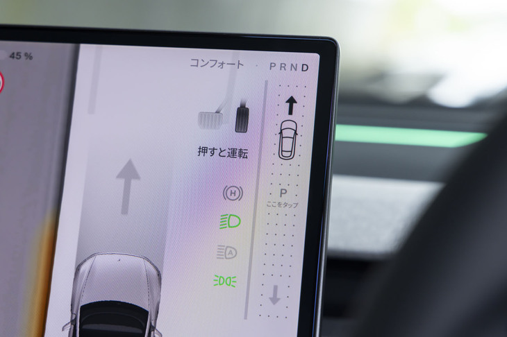 シフトセレクターまでタッチスクリーンに内蔵。「オートシフト」機能をオンにしておけば、ドライバーの操作や周辺環境を読み取り、自動で前進／後退をセレクトしてくれる。
