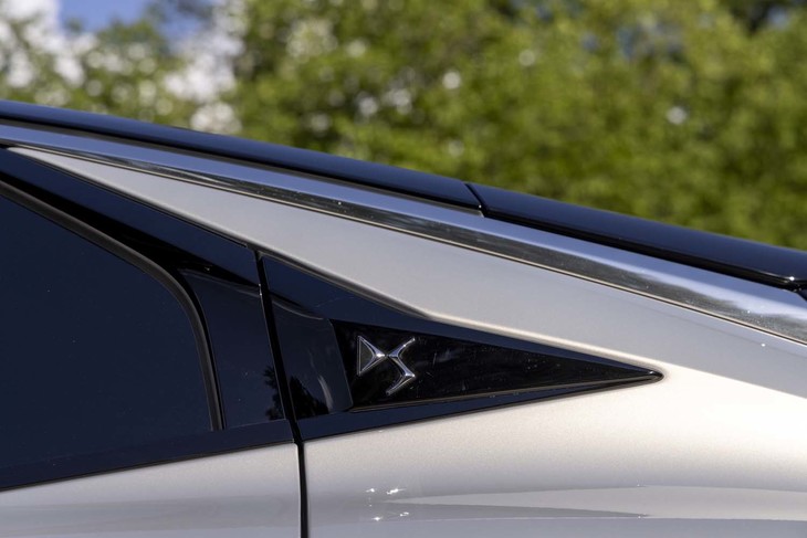 サイドウィンドウは後端が鋭角になった特徴的なグラフィック。そこに「DS」ロゴが組み込まれている。