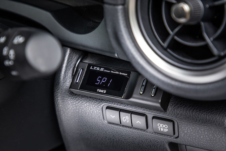 インストゥルメントパネル下部に、電子スロットルコントローラー「L.T.S III」を配置。アクセルペダルの動きとスロットル開度を同調させ、電子スロットル装着車に特有のもたつき感を解消するという。