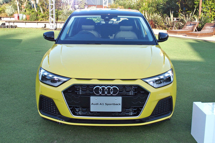 フロントグリルの上部に1984年に登場した「スポーツクワトロ」へのオマージュとなる3分割スリットを設置。