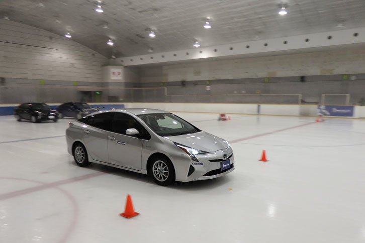 テストの舞台は東京都内のアイススケート場。新製品「X-ICE3＋」と従来製品「X-ICE3」の制動性能を比較した。