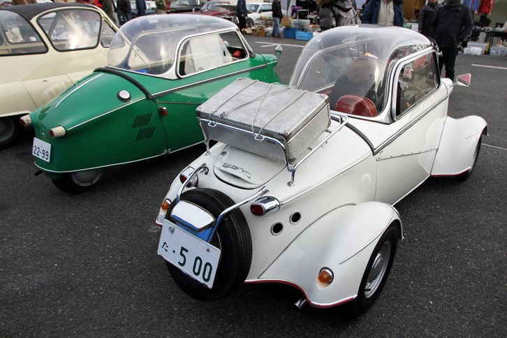 「メッサーシュミットKR200」（左）が三輪であるのに対して、「同TG500」は四輪（右）。エンジンは空冷2ストローク単気筒200ccに対して2気筒500ccで、4段MTにはリバースギアも設けられた（KR200は、後退の際はエンジンを逆回転させる）。TG500の公称最高速度は130km/hで、カタログや広告ではスポーツカーとうたっていた。