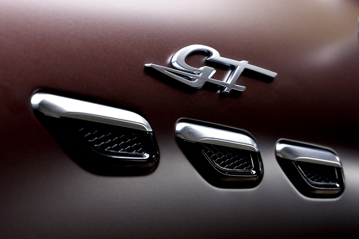 フロントフェンダーに備わった3連エアベント。その上に「GT」バッジが貼られている。