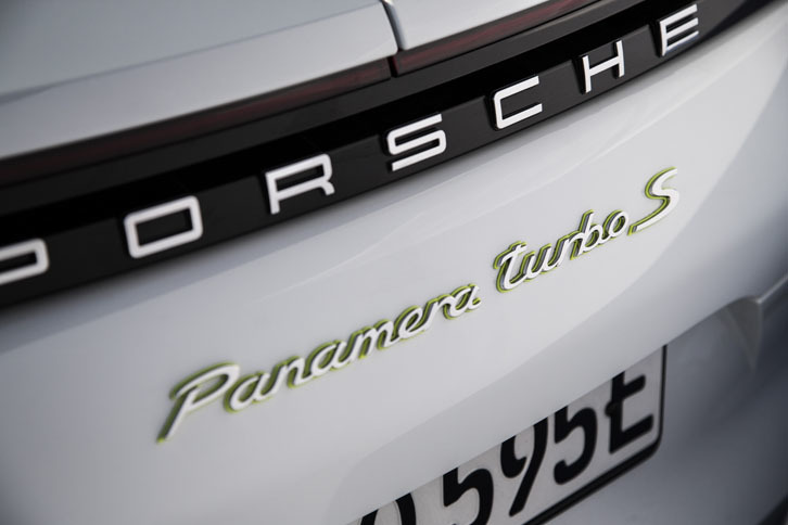 リアエンドには「Panamera turboS」のバッジが、ボディーサイドには「e-hybrid」のバッジがそれぞれ備わる。