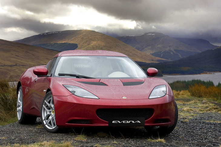 軽快な走りと快適性の両立を追求した「エヴォーラ」は、2008年に登場。2＋2のシートレイアウトの設定や、ロータス久々となるAT仕様の設定も話題を呼んだ。