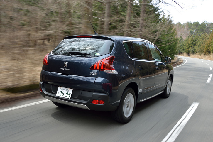 「プジョー3008」は、リアの左右サスペンションの中間に“第3のショックアブソーバー”を装備。その油圧制御により、コーナリング中のロールを抑え、走行安定性を高める。