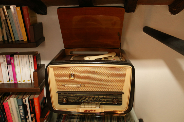 今は亡き父親が半世紀前に買ったラジオ付き電蓄。こちらも完璧に作動する。「ジャズ」「ボーカル」など曲によって音質を変えられるボタン付き。