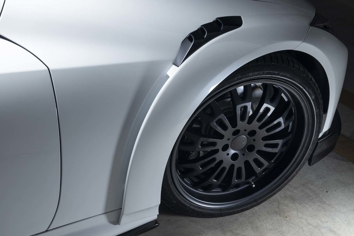 前後のオーバーフェンダーによってベース車よりも全幅が50mm拡大している（1970mm）。アーチ上部のエアダクトがリフトフォースを低減する。