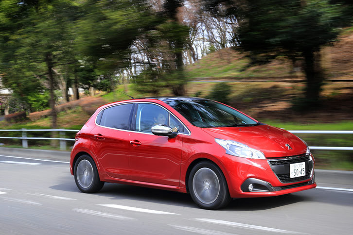 多彩なバリエーションも「208」シリーズの魅力。「スタイル」や「アリュール」では5ドア、「GTi」「GTi by PEUGEOT SPORT」では3ドアと、グレードによって2種類のボディーを使い分けている。