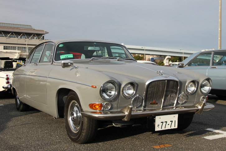 1970年「ジャガー420G」。1961年に「マークX（テン）」の名でデビューしたモデルの改良型で、全長5.1m、全幅1.93mという大柄なボディーに「Eタイプ」と同じ4.2リッター直6 DOHCエンジンを積んだ高級サルーン。