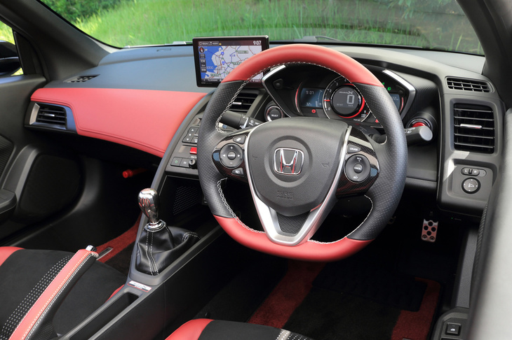 インテリアは、ボルドーレッドとブラックの2トーンカラーで仕立てられる。