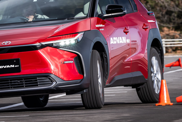 クローズドの試走会場内では、「bZ4X」を使って、「アドバンV61」と「ブルーアースXT AE61」を比較することができた。アドバンV61のほうが明らかに静粛性が高く、また、ハーシュネスの遮断もワンランク上と感じた。