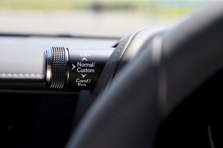 走行モードのセレクターは、クーペと同様、メーターバイザーの左側にレイアウトされている。