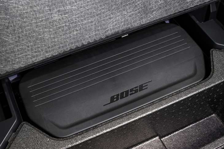 全8スピーカーからなるBOSEのプレミアムサウンドシステムを装備。荷室の床下には13.1リッターの大容量サブウーファーが備わっている（「シビック」でも10リッター）。