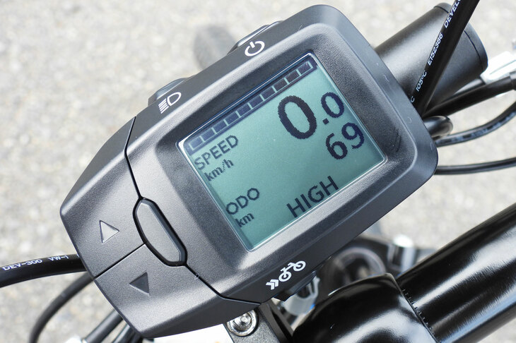 ハンドルバーに備わる液晶ディスプレイ。車速や走行距離、バッテリー残量、セレクトされているアシストモードなどが表示される。筐体（きょうたい）の上部には、システムの起動スイッチなどが備わる。