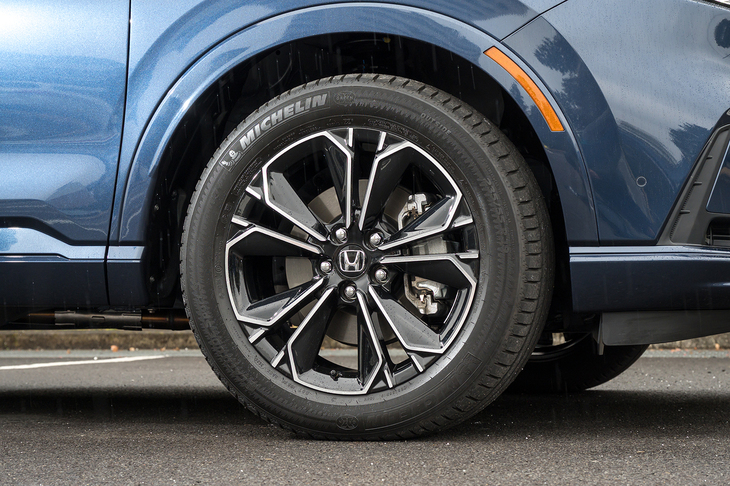 タイヤサイズは235/55R19。花びらのようなスポーク形状のホイールがカッコいい。