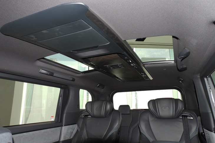 レクサスLM500h“バージョンL”（オーバーヘッドコンソール＆左右独立ムーンルーフ）