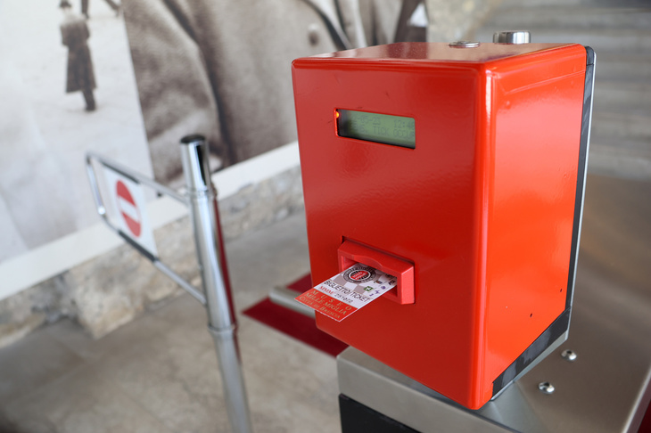 入場ゲートには、ミラノ地下鉄の乗車券用時刻打刻機が用いられている。