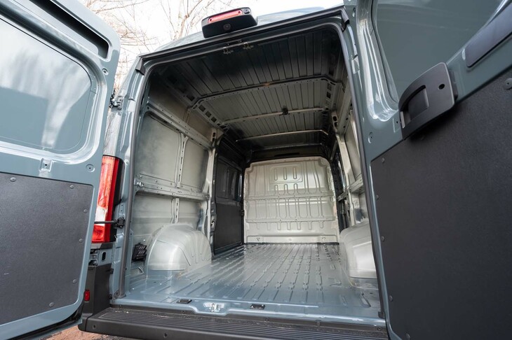 観音開きのリアゲートを開けて荷室を眺めてみる。横幅が1間くらいなので、広さは3畳ほど。