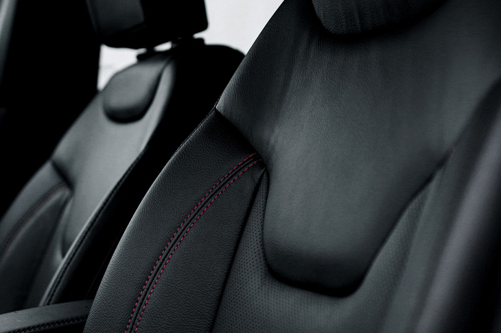 レッドステッチ付きレザーシートを採用。