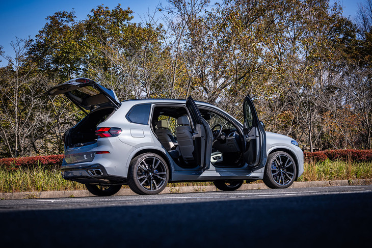 「X5 M60i xDrive」のボディーサイズは全長×全幅×全高＝4935×2005×1770mm、ホイールベースは2975mm。車重は2390kgと発表されている。