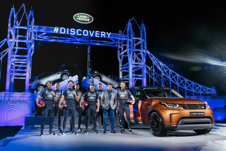 新型「ランドローバー・ディスカバリー」。写真は、2016年9月28日に行われた発表会の様子。