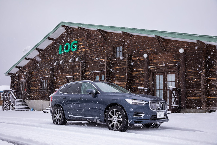 「XC60」は、フラッグシップSUV「XC90」とエントリーSUV「XC40」の中間に位置するモデルだ。試乗車のボディーカラーは「デニムブルーメタリック」と呼ばれるオプションのメタリックカラー。