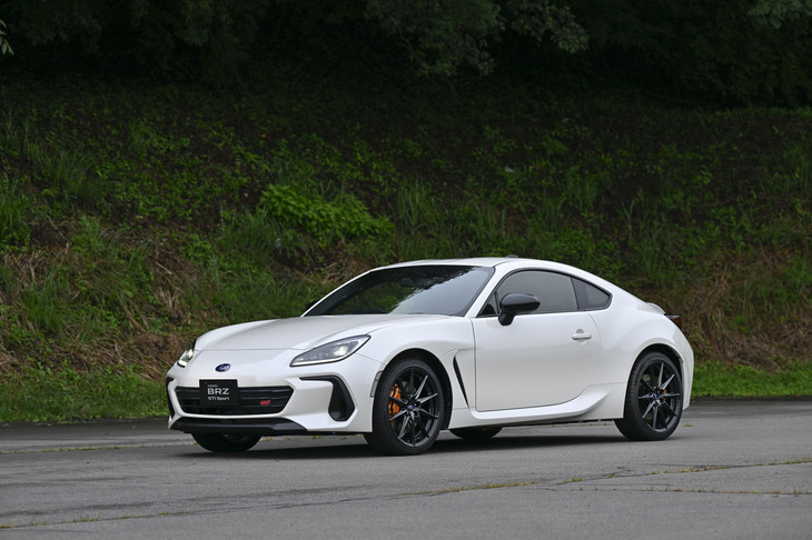 「クリスタルブラック・シリカ」のドアミラーとダークメタリックの18インチホイールが目を引く「BRZ STI Sport」のエクステリア。2023年11月にデリバリーが開始される予定だ。