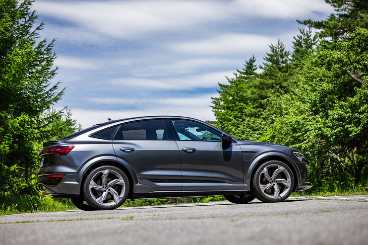 「SQ8スポーツバックe-tron」のボディーサイズは、全長×全幅×全高＝4915×1975×1615mm、ホイールベースは2930mm。写真の外板色は「デイトナグレーパールエフェクト」で、これを含め同車には7種類の標準色と、アウディエクスクルーシブと呼ばれるスペシャルカラーが用意されている。