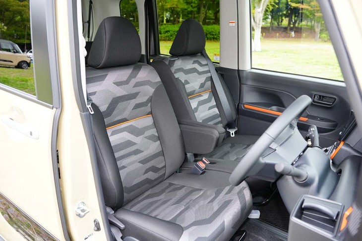 シート表皮はカムフラージュ柄。アームレストは助手席と運転席に個別に備わっている（その代わりふた付きの収納がない）。
