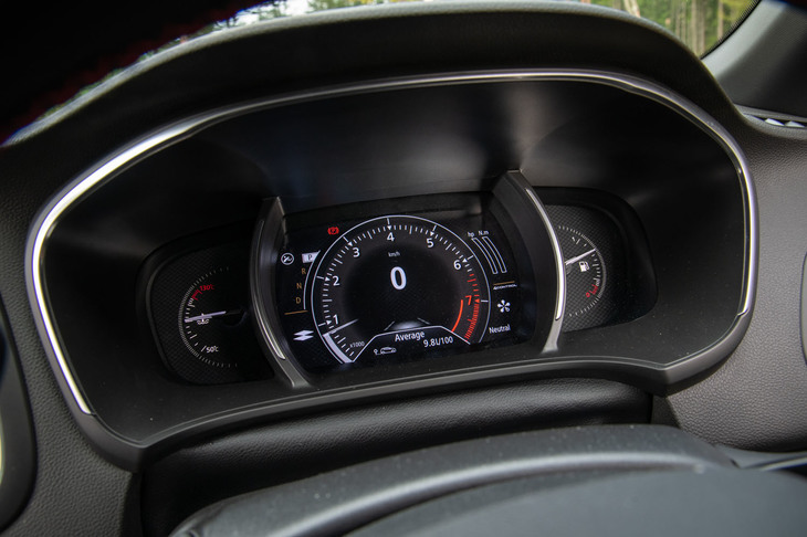 メーターパネルはセンターに液晶、左右にメカニカルな水温計と燃料計というレイアウト。液晶部分はカラーリングや表示内容の変更が可能。