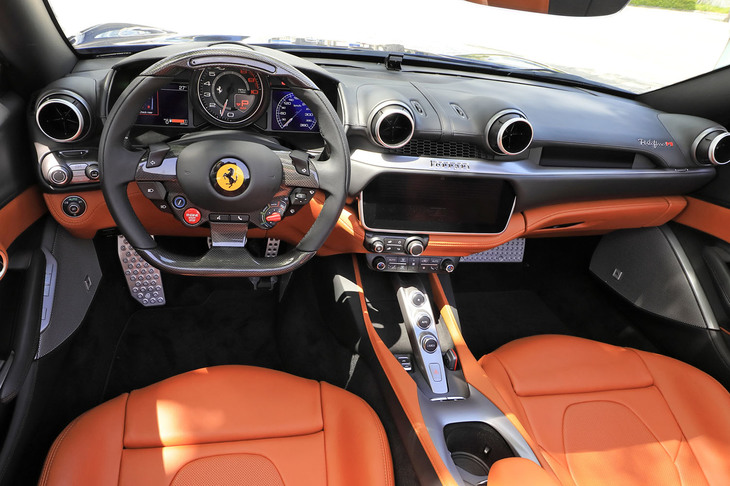 センターコンソールに10.25インチサイズの大型ディスプレイを配置。今回試乗した車両の内装は、オプションの「LED付きカーボンファイバードライバーソーン」で、スポーティーな雰囲気に仕上げられていた。