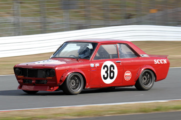 往年の日産ワークスマシンに多かった、エンジに塗られた「剣自動車＋OE510ブルーバード」（KP510こと「ブルーバード クーペ1800 SSS」）。