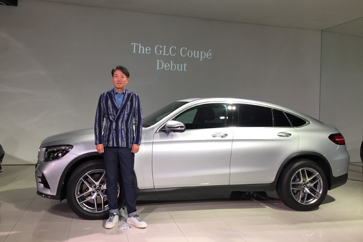 「GLC220d 4MATICクーペ」とメルセデス・ベンツ日本の上野金太郎社長。