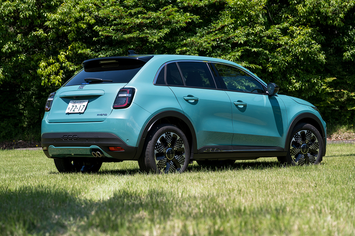 シャシーはステランティスのB＆Cセグメント向けの「CMP」。「プジョー208」「シトロエンC4」「ジープ・アベンジャー」などの兄弟にあたり、ポーランドで生産されている。