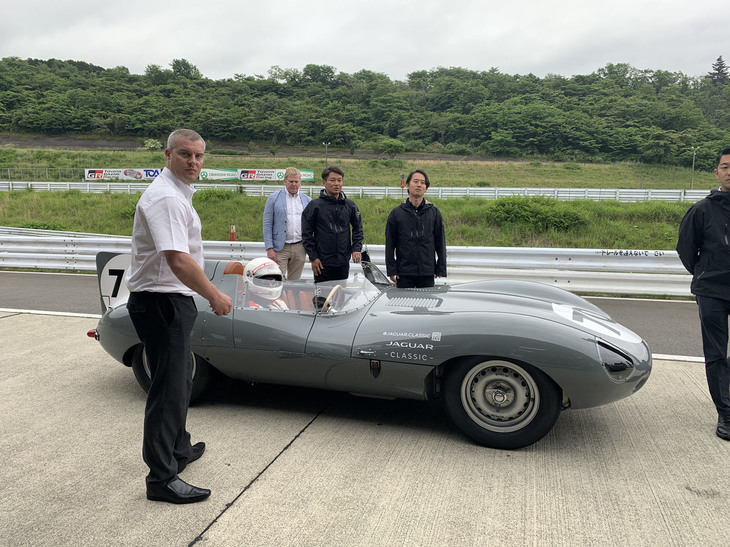 ジャガーの「Cタイプ」と「Dタイプ」のコンティニュエーションモデルには富士スピードウェイのショートサーキットで乗った。