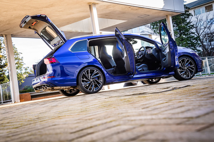 「ゴルフRヴァリアント」のボディーサイズは全長×全幅×全高＝4650×1790×1465mm、ホイールベースは2670mm。ハッチバックの「ゴルフR」よりも全長が355mm、ホイールベースが50mm長く、車高が5mm高い。