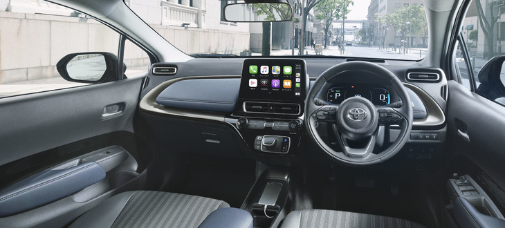 内装では合皮巻きのソフトパッドを多用するなどして、質感向上を図っている。10.5インチの大型ディスプレイオーディオの存在感がすごい。