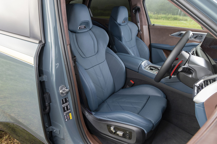 フロントシートはヘッドレストに「XM」のロゴが入る。メリノレザーはBMWらしい張りのある仕立てだ。