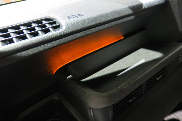 ホンダN-BOXカスタム コーディネートスタイル（LEDアンビエントランプ）