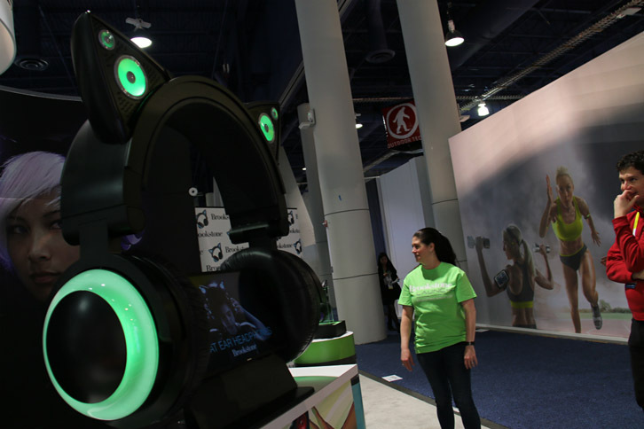 ポラロイド「Snap」とともに衆目を集めていたブルックスストーンのヘッドホン「Cat Ear（ネコ耳）」。ハイテク機器があるふれる中では、こうした「憩い系」が意外な刺客に変貌する。