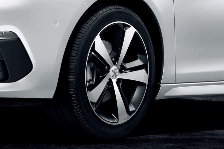 導入特別仕様車「308 GTライン」が採用する17インチアロイホイール＋225/45R17サイズのタイヤ。