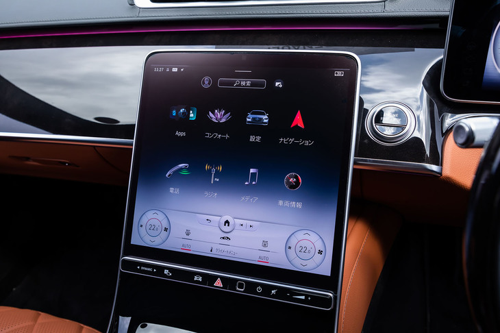 コックピットで存在感を放つ12.8インチ有機ELメディアディスプレイ。空調やナビ、インフォテインメントシステムなどの操作が音声コマンドで行える「MBUX」も進化し、新たにどの席の乗員が発話しているのかを聞き分ける機能が追加された。