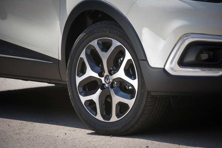 タイヤサイズは205/55R17。試乗車にはクムホのマッド＆スノータイヤ「ソルスKH25」が採用されていた。