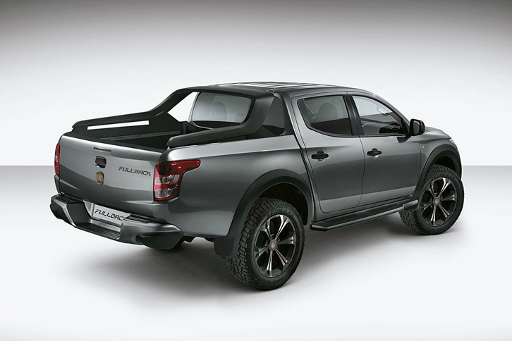 「フィアット・フルバック」（ショーカー仕様）のリアビュー。