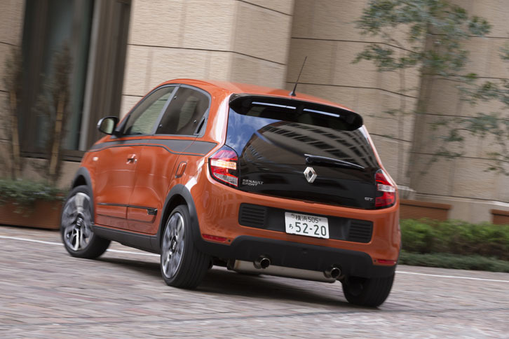 「GT」ではエンジンや足まわりの改良に合わせて、ESCの制御も変更。後輪駆動らしいダイナミックな走りを楽しめるよう、多少であれば後輪の“すべり”を容認する設定となっている。