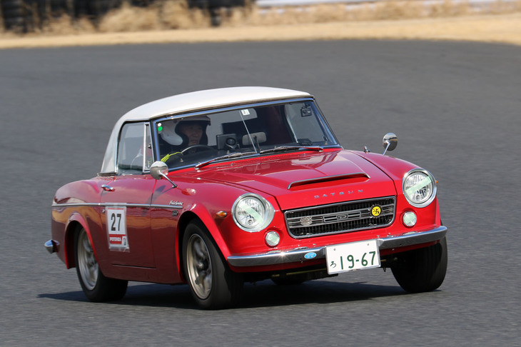 ヘルメットとドライビンググローブの着用が義務づけられ、追い越し自由でタイム計測ありのスポーツ走行に参加した型式名SR311こと「ダットサン・フェアレディ2000」。丈の低いウインドシールドを持つため“ローウインド”と俗称される、1967年3月のデビューから約8カ月しかつくられなかった前期型。